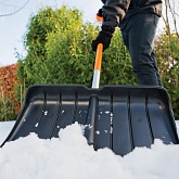 Лопата-скрепер для уборки снега  Fiskars облегченная фото от магазина Ps-Market
