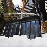 Лопата-скрепер для уборки снега  Fiskars облегченная фото от магазина Ps-Market